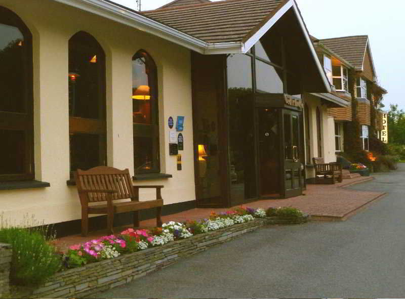 Cedar Lodge Hotel & Restaurant Newbawn Exterior photo