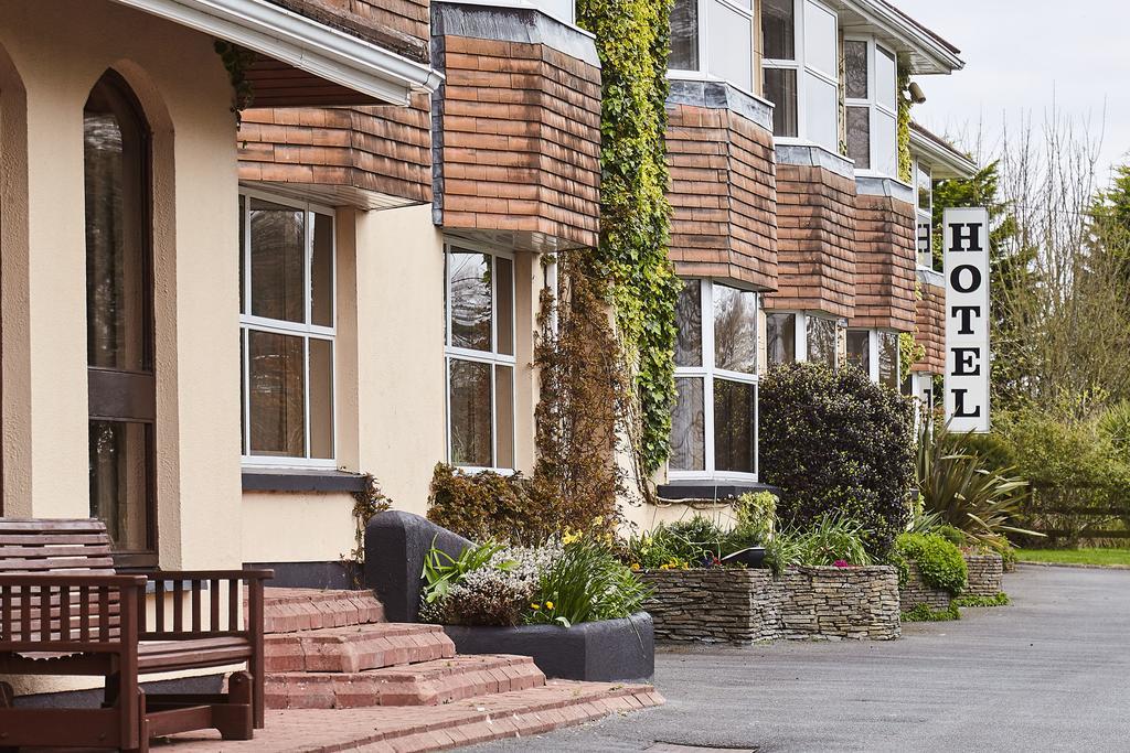 Cedar Lodge Hotel & Restaurant Newbawn Exterior photo